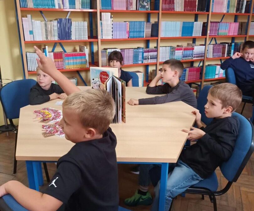 POSJET 1 B RAZREDA ŠKOLSKOJ KNJIŽNICI